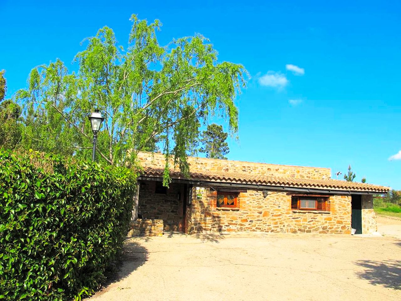 Pet-Friendly Cottage Rental with Swimming Pool Access in Extremadura, Spain