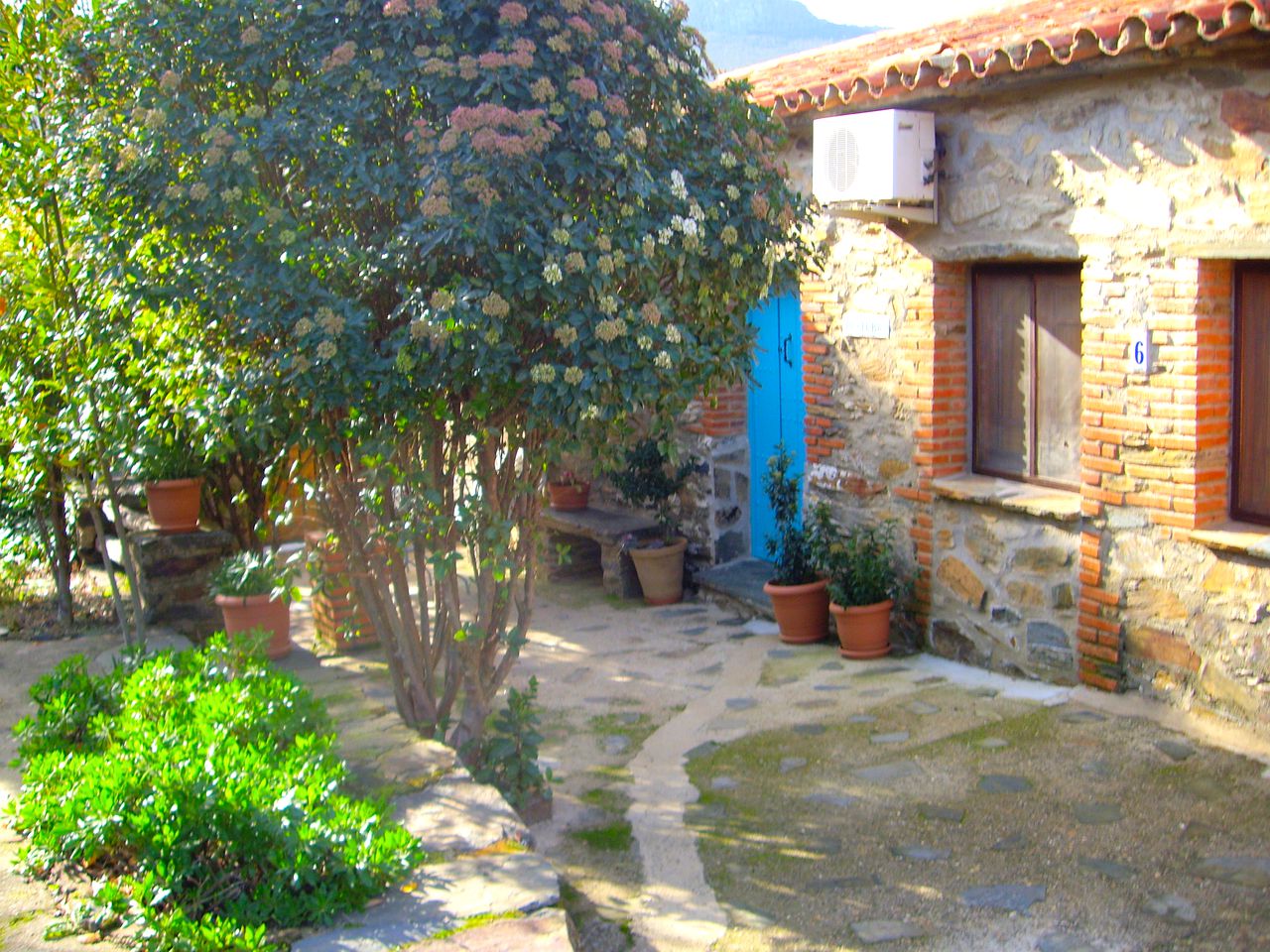 Pet-Friendly Cottage Rental with Swimming Pool Access in Extremadura, Spain