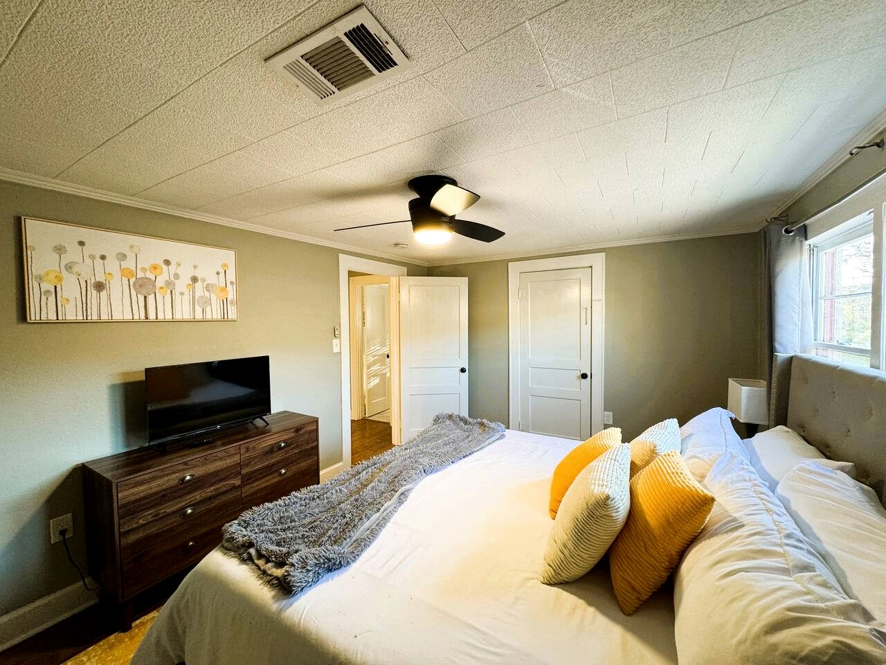 Beautifully Restored Getaway, Perfect for Groups and Relaxing Stays in Hot Springs, Arkansas