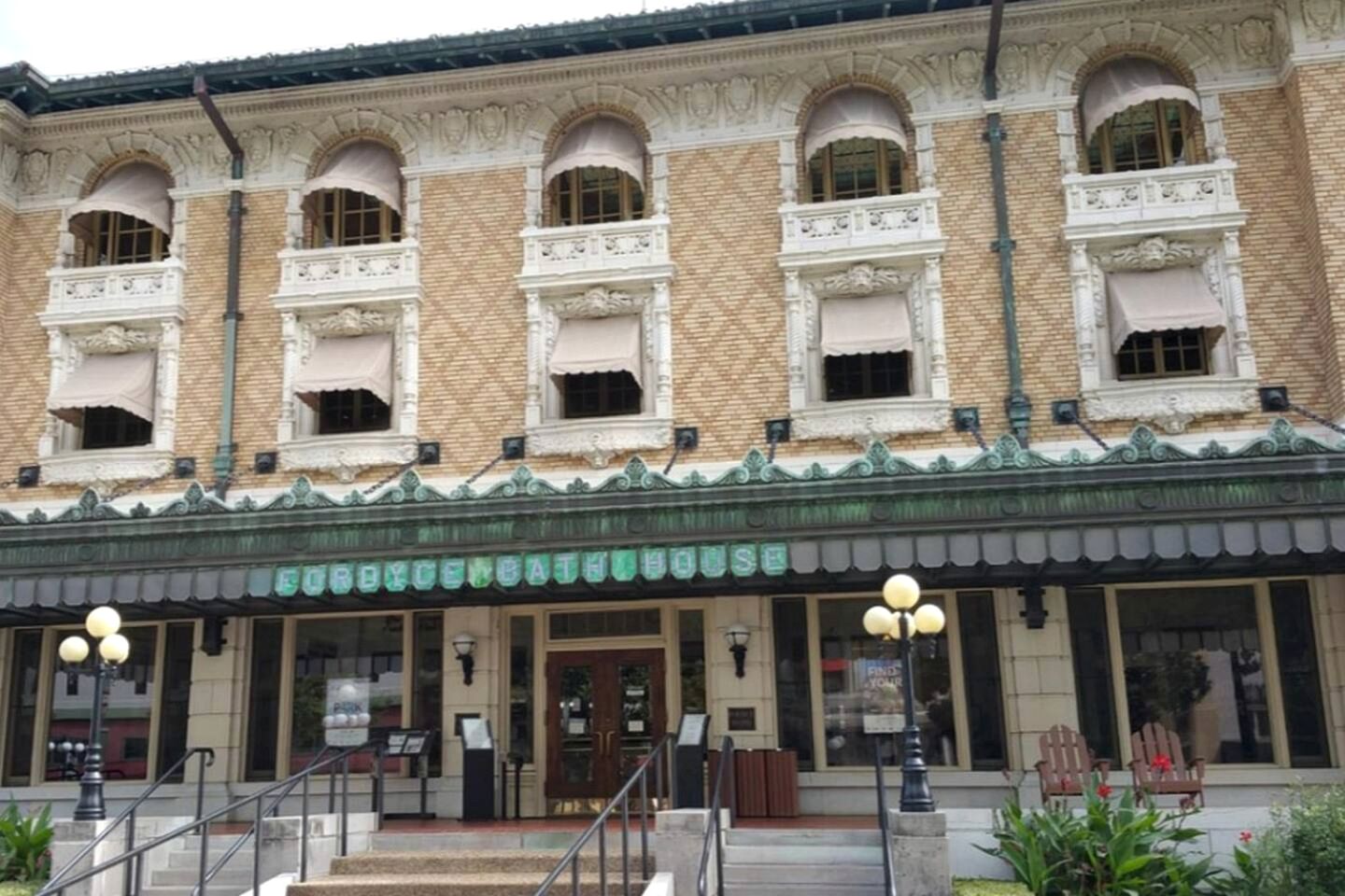 Beautifully Restored Getaway, Perfect for Groups and Relaxing Stays in Hot Springs, Arkansas