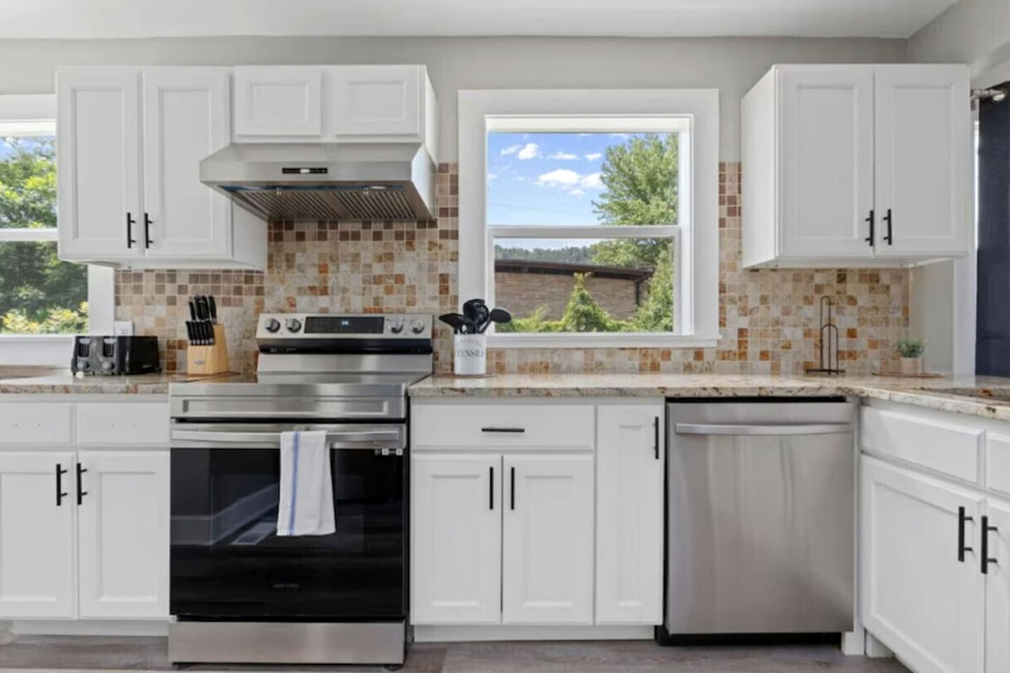 Beautifully Restored Getaway, Perfect for Groups and Relaxing Stays in Hot Springs, Arkansas