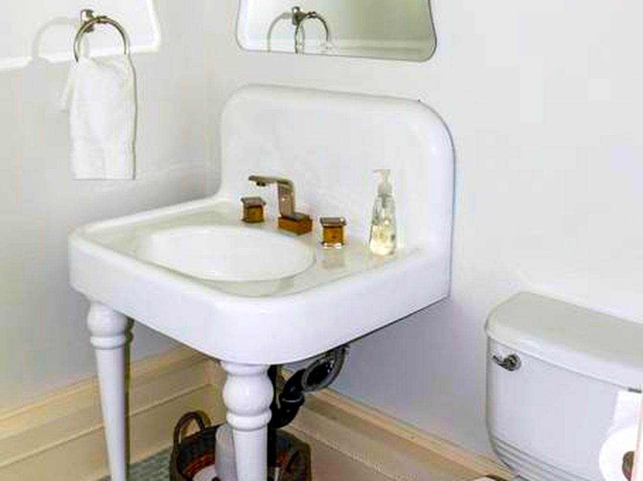 Historic and Spacious Mansion with Expansive Lawn for a Group Getaway near Hartford, Connecticut