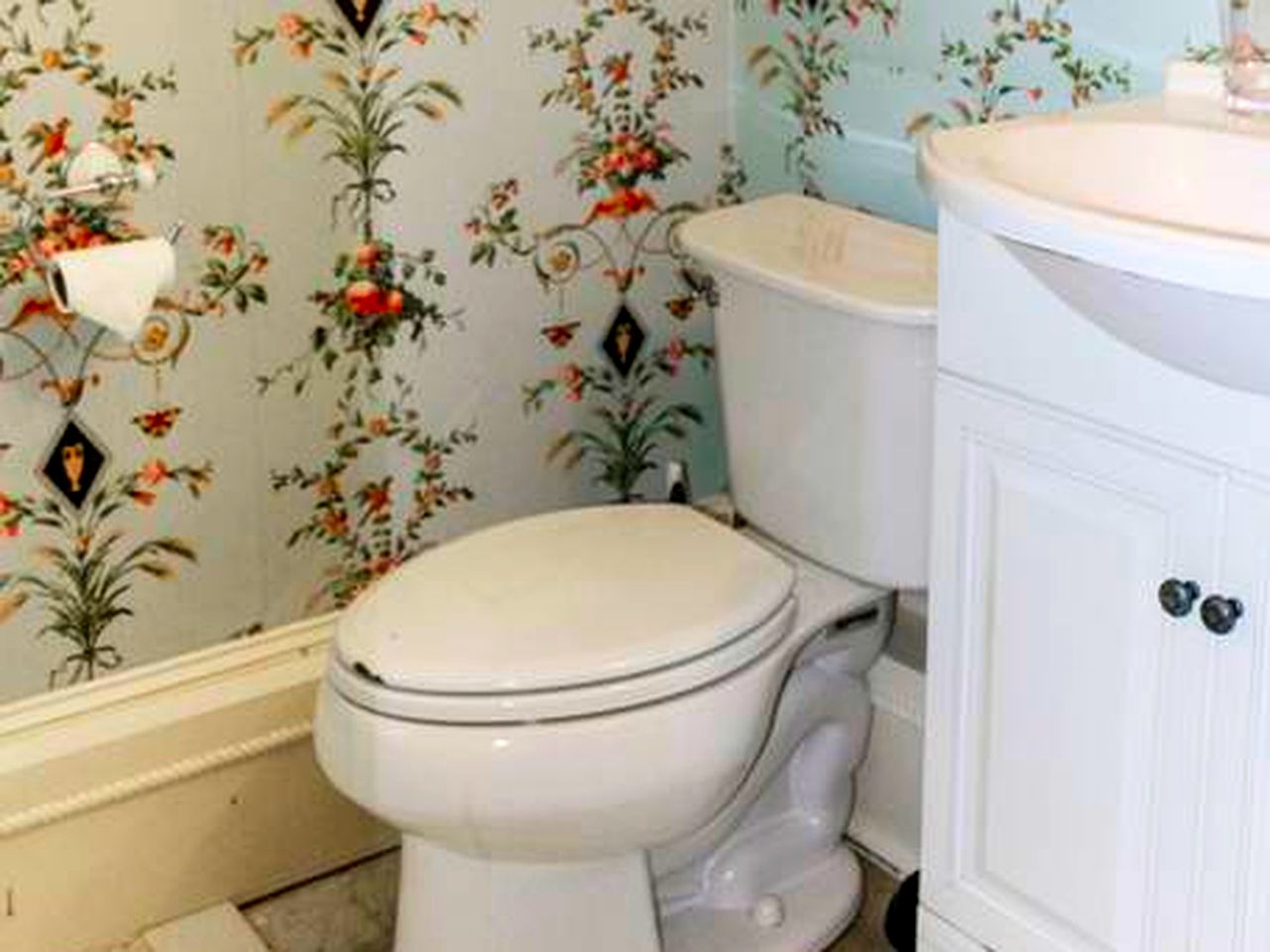 Historic and Spacious Mansion with Expansive Lawn for a Group Getaway near Hartford, Connecticut