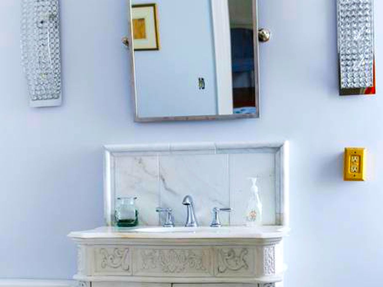 Historic and Spacious Mansion with Expansive Lawn for a Group Getaway near Hartford, Connecticut