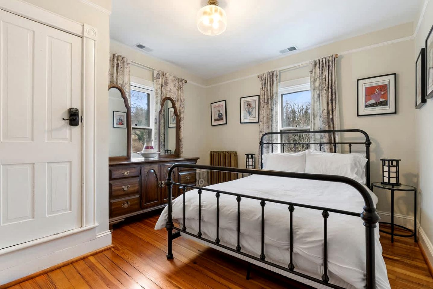 Enchanting River Victorian Vacation Home near the Mountains of Harpers Ferry West Virginia