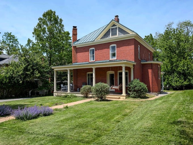 Enchanting River Victorian Vacation Home near the Mountains of Harpers Ferry West Virginia