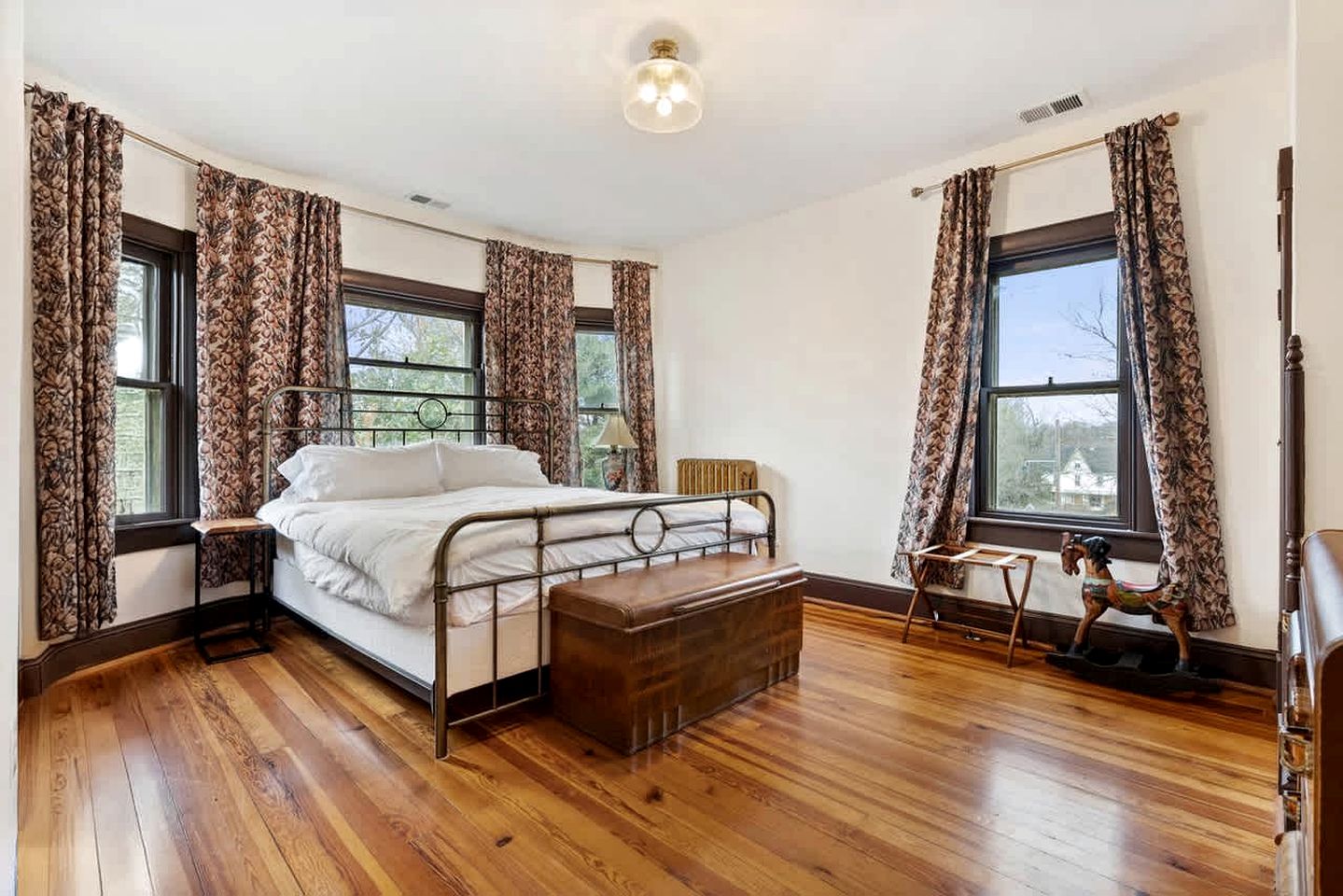 Enchanting River Victorian Vacation Home near the Mountains of Harpers Ferry West Virginia