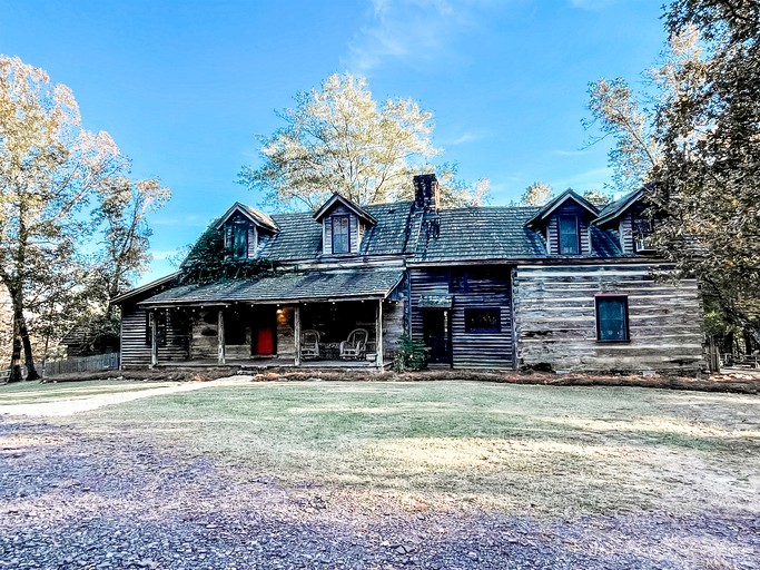 Historic Rural Cabin Ideal for Families in Wilsonville, Alabama