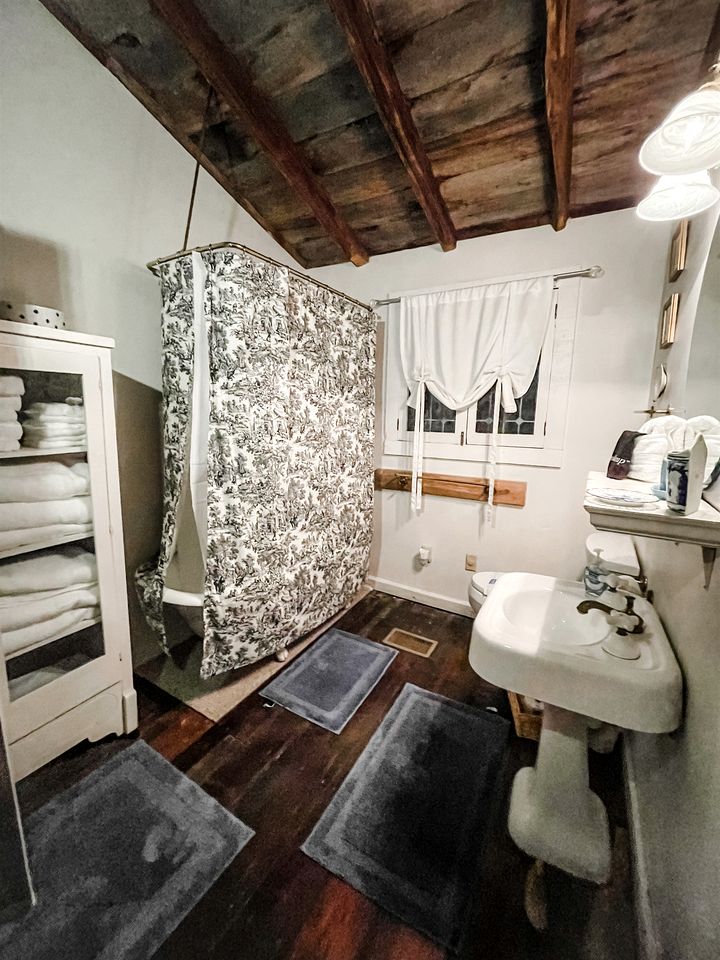 Historic Rural Cabin Ideal for Families in Wilsonville, Alabama