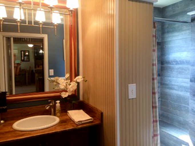 Nature Lodges (Azle, Texas, United States)