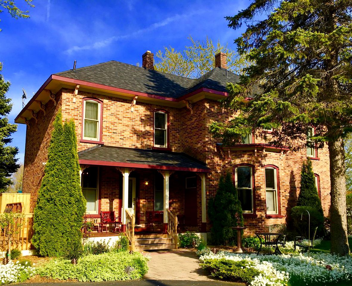 Delightful Cottage with Deck and Garden for a Family Getaway in Lexington, Michigan