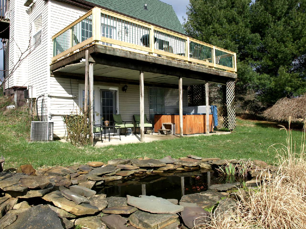 Rural Eight-Person Cottage Rental with a Hot Tub by Hocking Hills State Park, Ohio