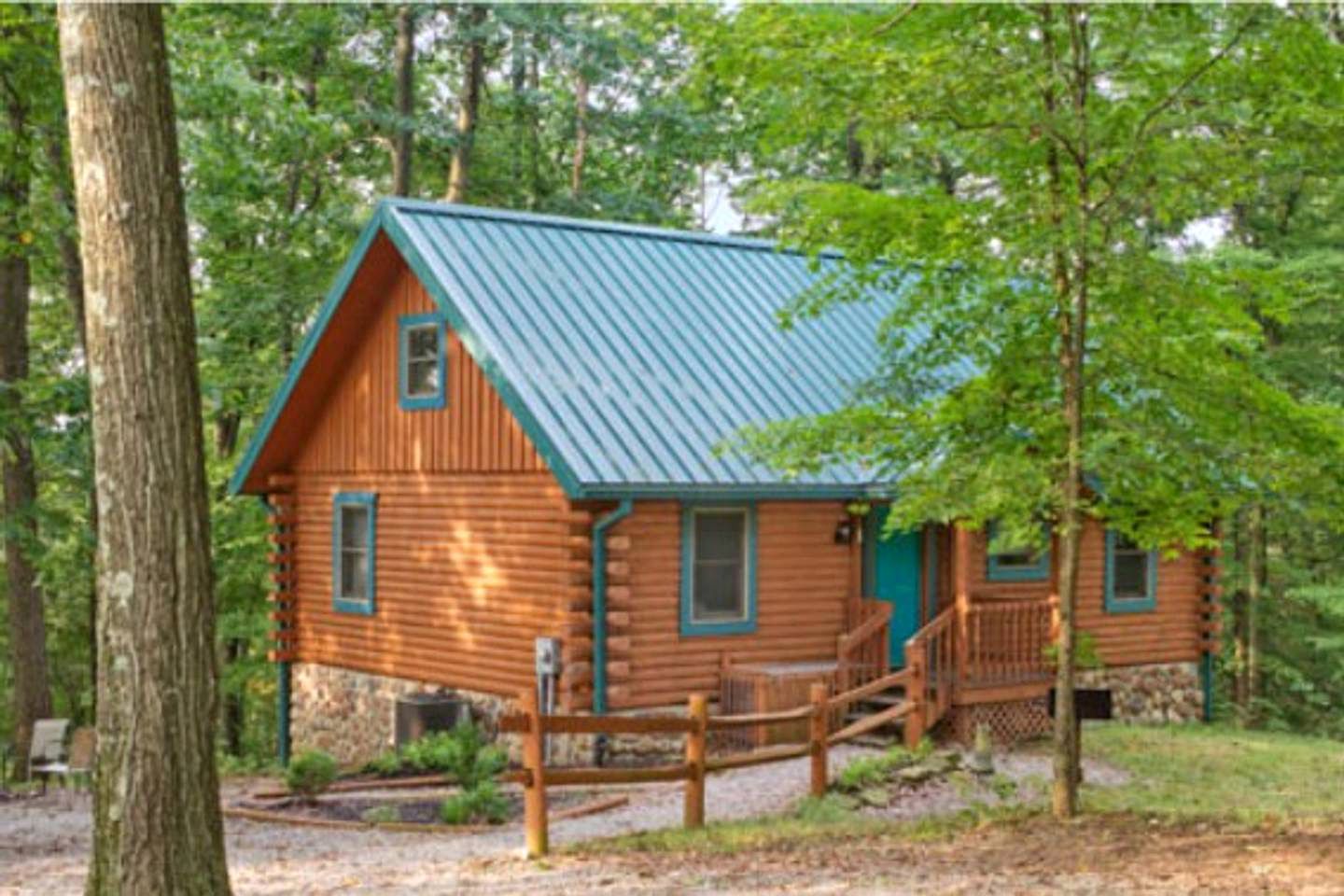 Cabin with Hot Tub near Lake Logan, Ohio