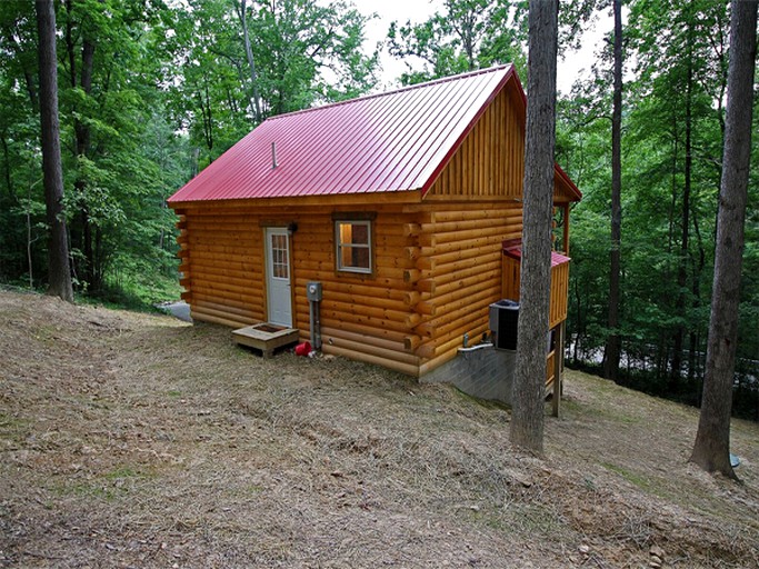 Log Cabin near Hocking Hills State Park in Ohio