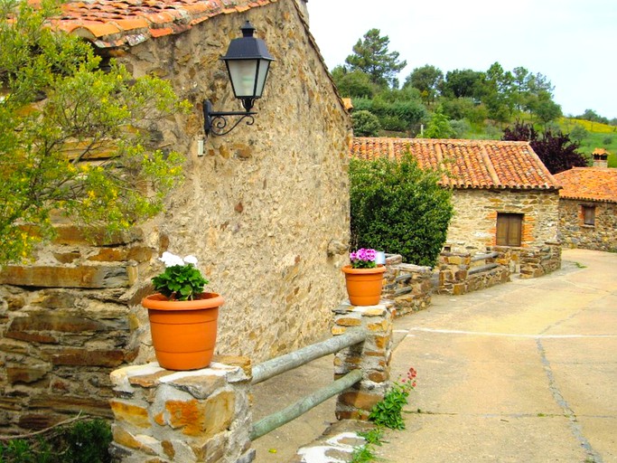 Cottages (El Jiniebro, Extremadura, Spain)