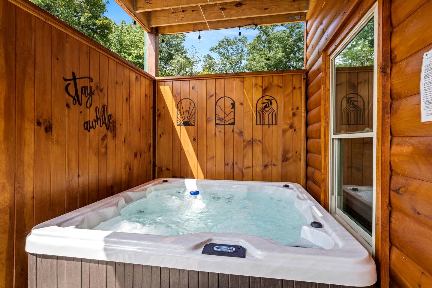 Unique Cabin wih Hot-tub and Games in Pigeon Forge, Tennessee