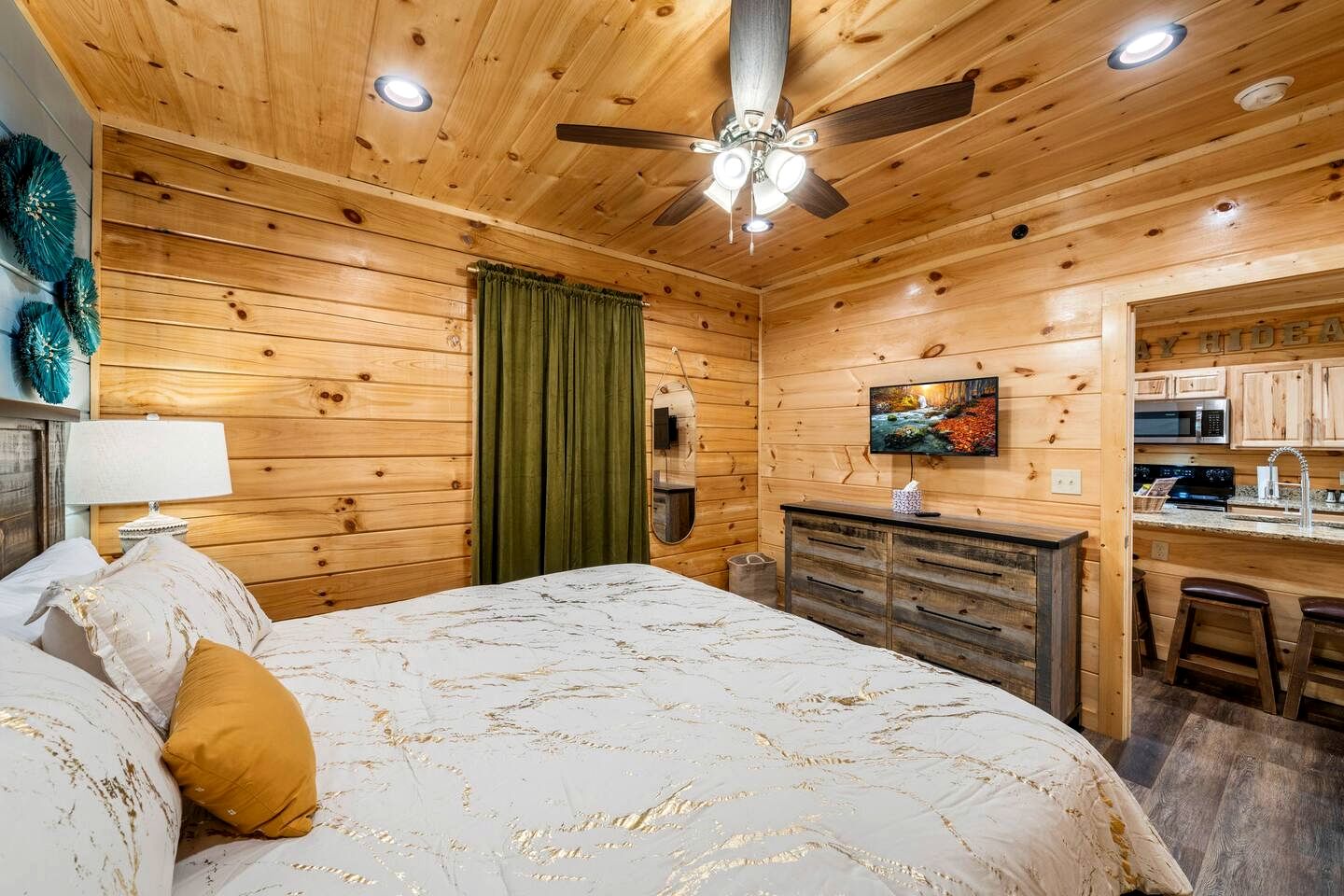 Unique Cabin wih Hot-tub and Games in Pigeon Forge, Tennessee
