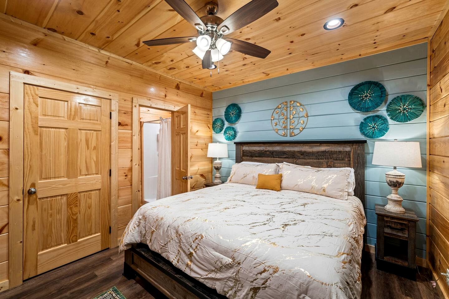 Unique Cabin wih Hot-tub and Games in Pigeon Forge, Tennessee