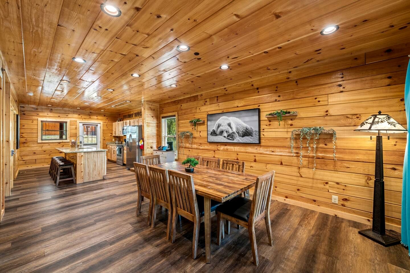 Unique Cabin wih Hot-tub and Games in Pigeon Forge, Tennessee