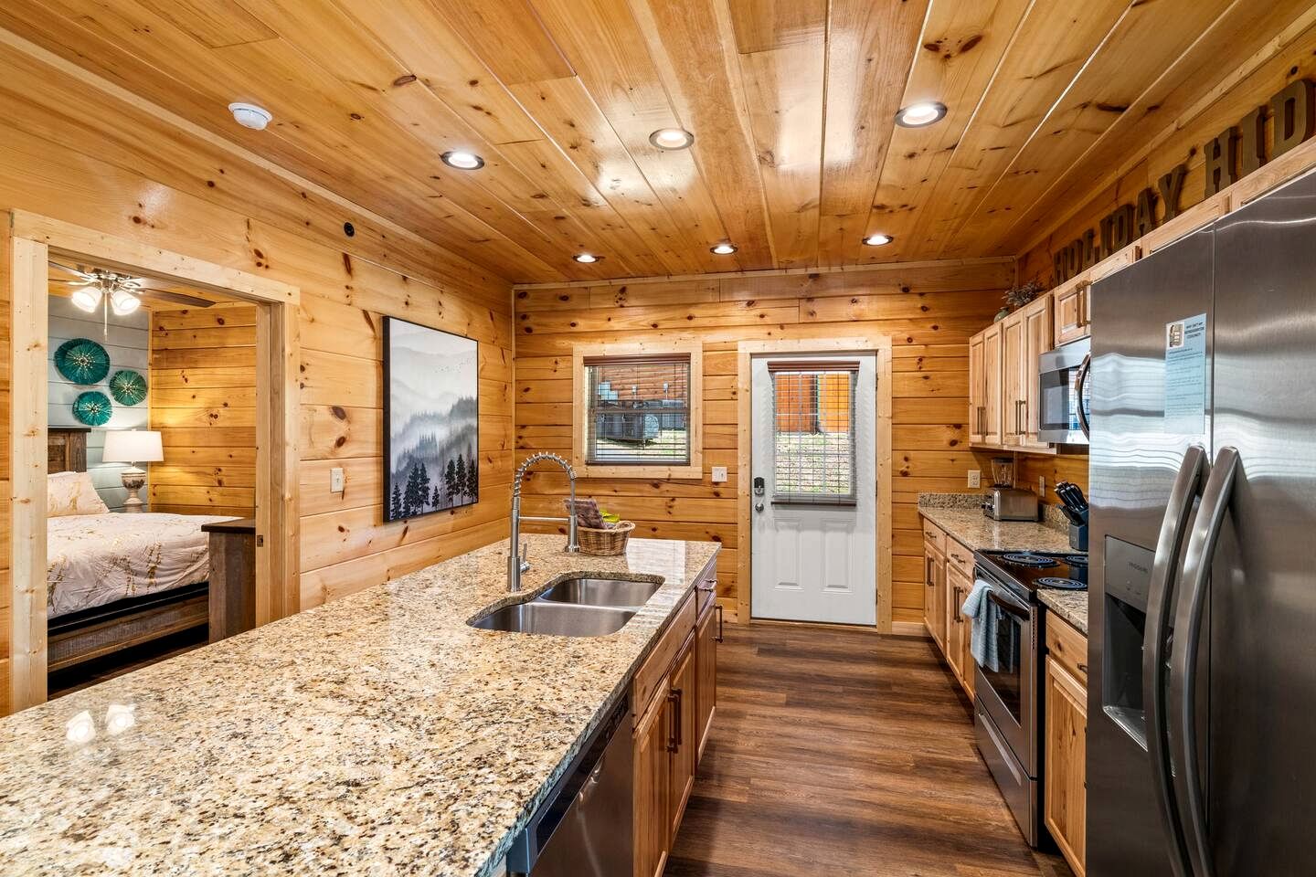 Unique Cabin wih Hot-tub and Games in Pigeon Forge, Tennessee