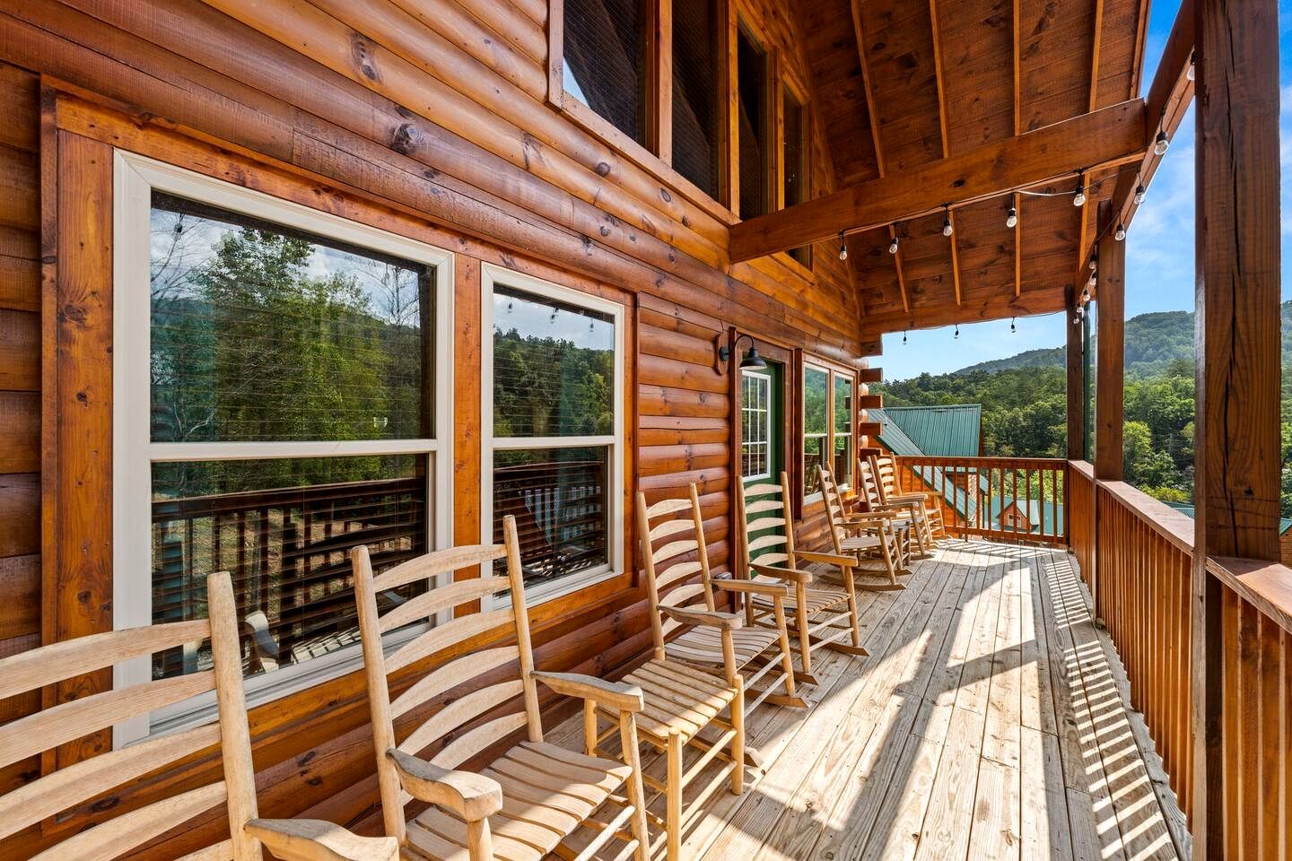 Unique Cabin wih Hot-tub and Games in Pigeon Forge, Tennessee