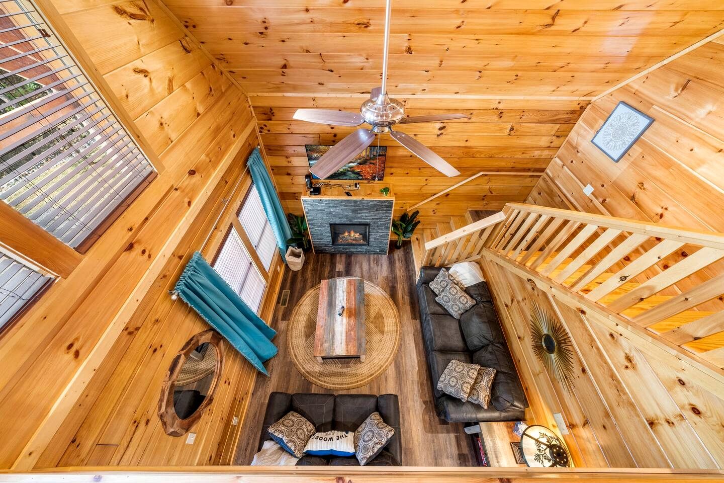 Unique Cabin wih Hot-tub and Games in Pigeon Forge, Tennessee