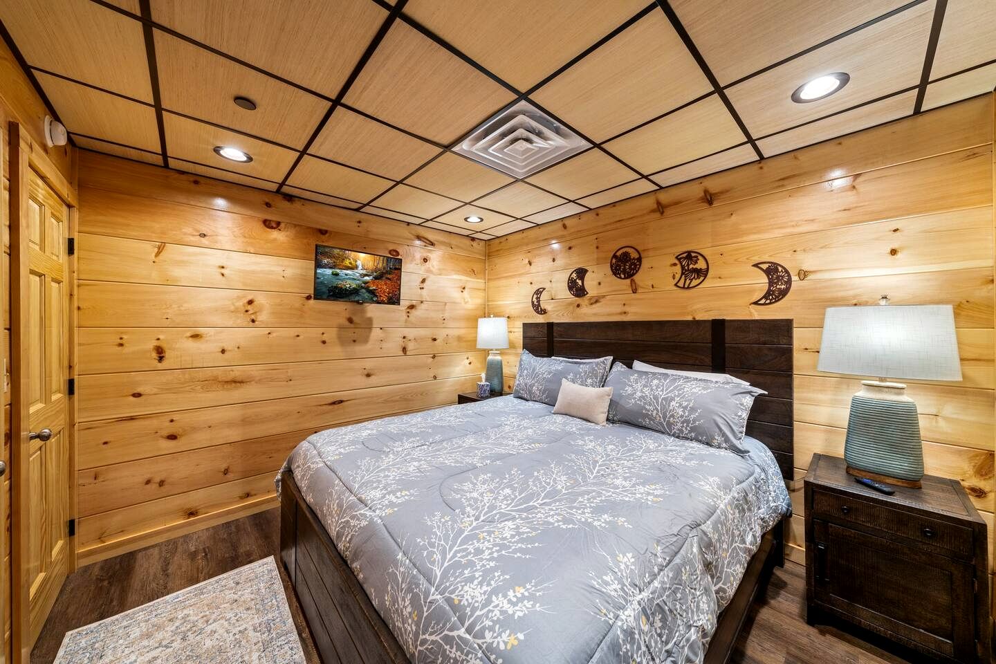 Unique Cabin wih Hot-tub and Games in Pigeon Forge, Tennessee