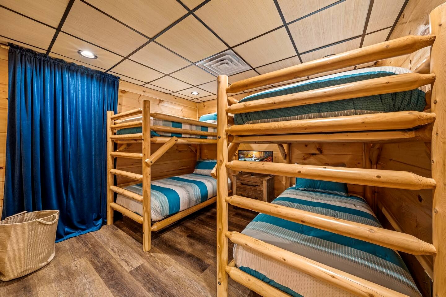 Unique Cabin wih Hot-tub and Games in Pigeon Forge, Tennessee