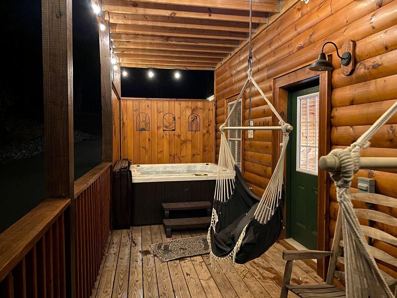 Unique Cabin wih Hot-tub and Games in Pigeon Forge, Tennessee