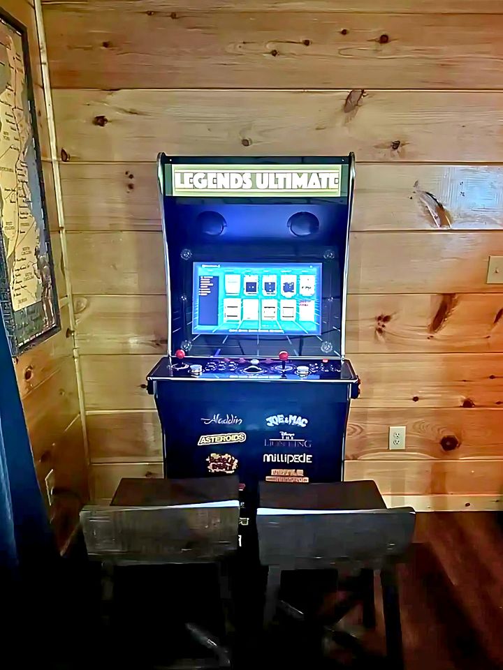 Unique Cabin wih Hot-tub and Games in Pigeon Forge, Tennessee
