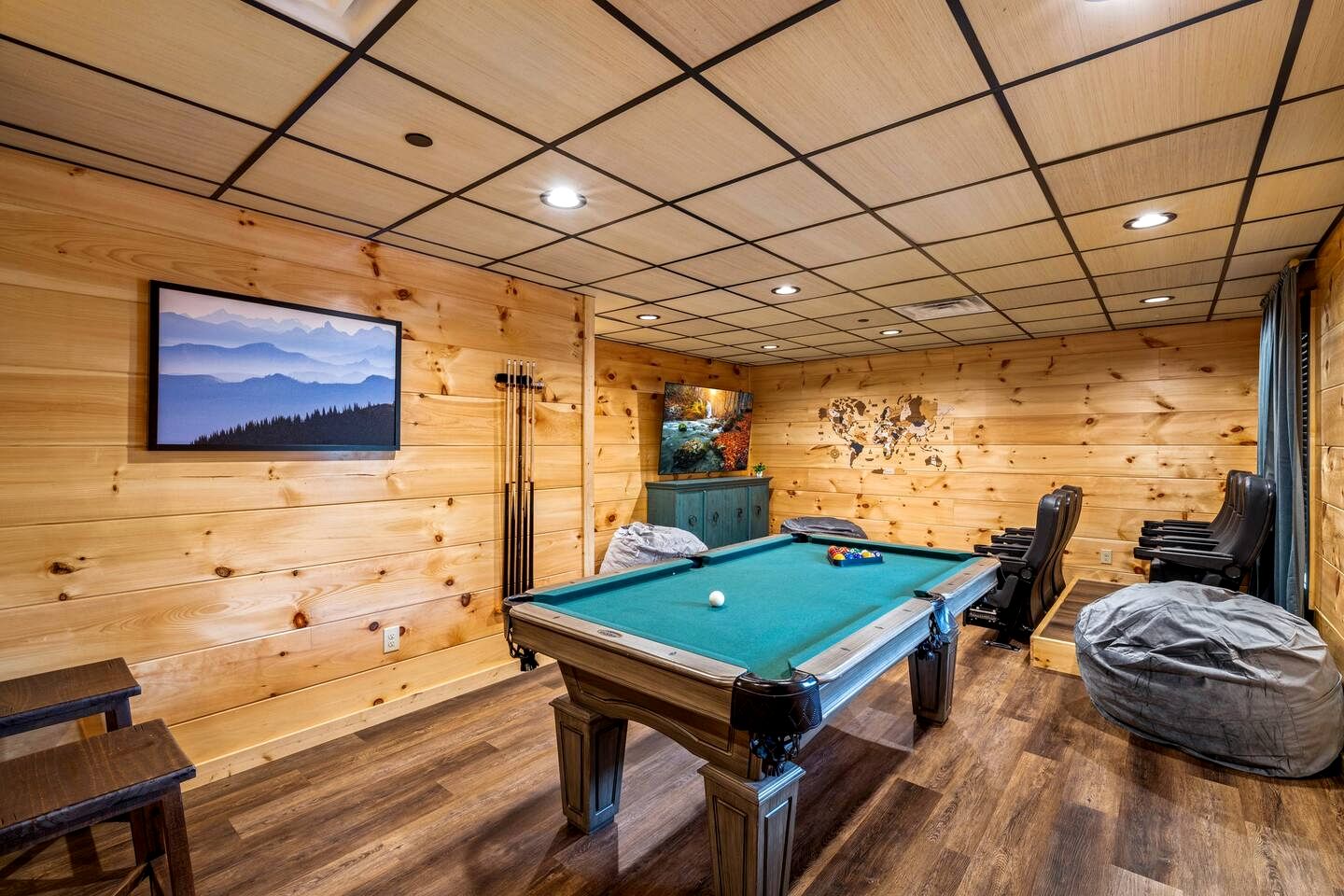 Unique Cabin wih Hot-tub and Games in Pigeon Forge, Tennessee