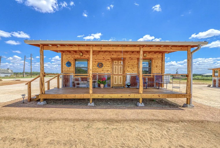 Unique Cabin Perfect for Stargazing in Texas Wine Country in Downtown Fredericksburg