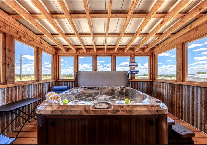 Unique Cabin Perfect for Stargazing in Texas Wine Country in Downtown Fredericksburg