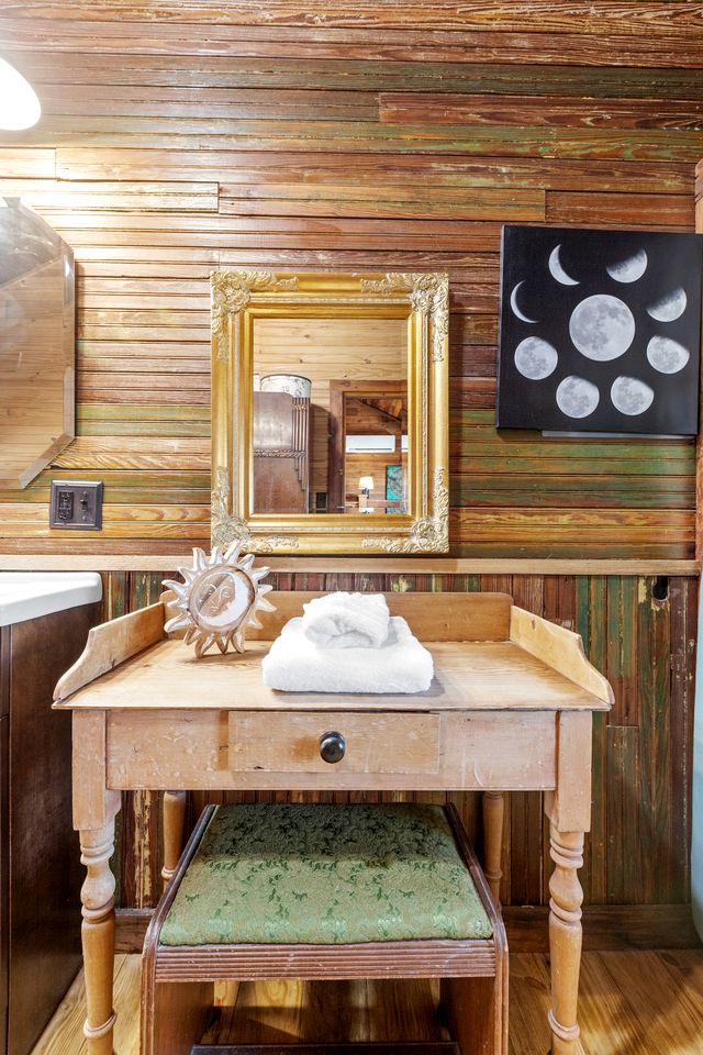 Unique Cabin Perfect for Stargazing in Texas Wine Country in Downtown Fredericksburg