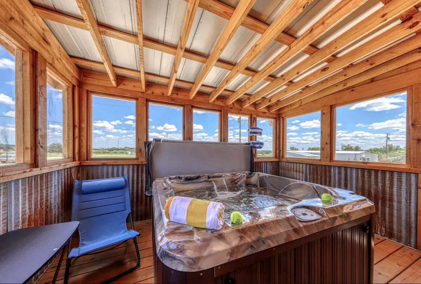 Unique Cabin Perfect for Stargazing in Texas Wine Country in Downtown Fredericksburg