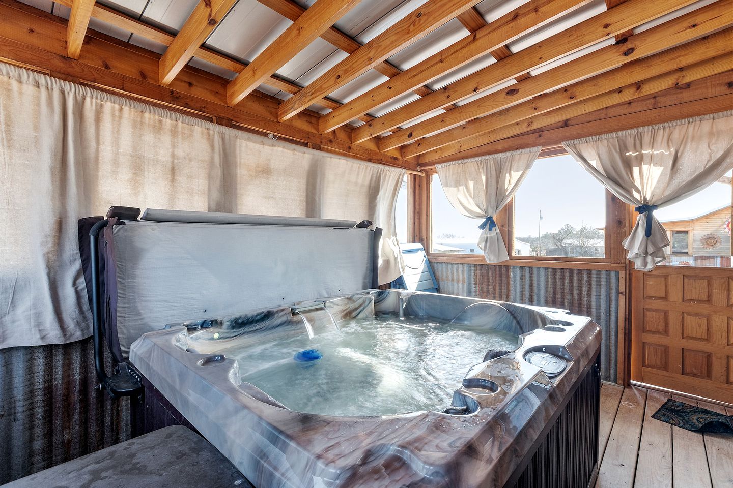 Unique Cabin Perfect for Stargazing in Texas Wine Country in Downtown Fredericksburg