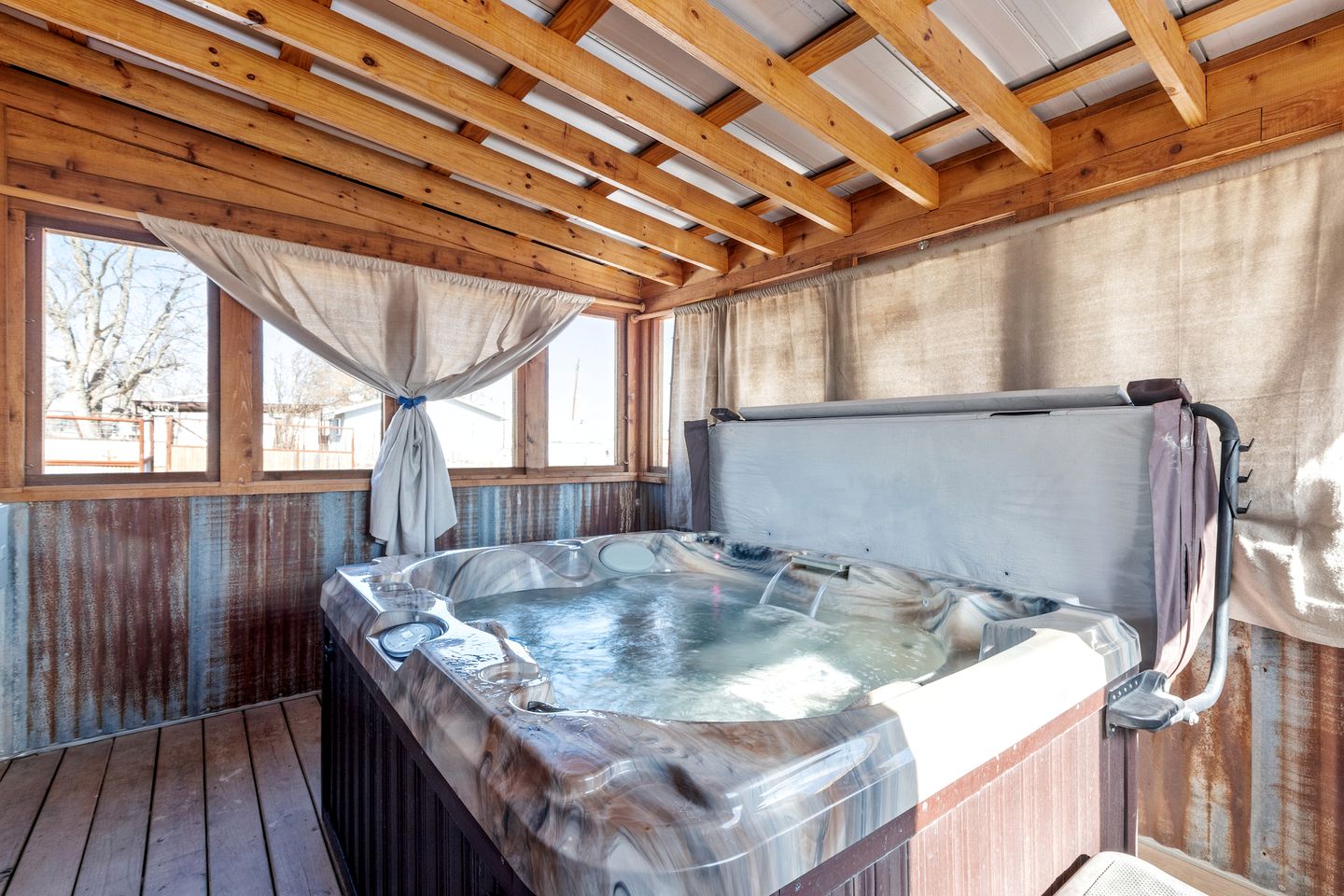 Unique Cabin Perfect for Stargazing in Texas Wine Country in Downtown Fredericksburg