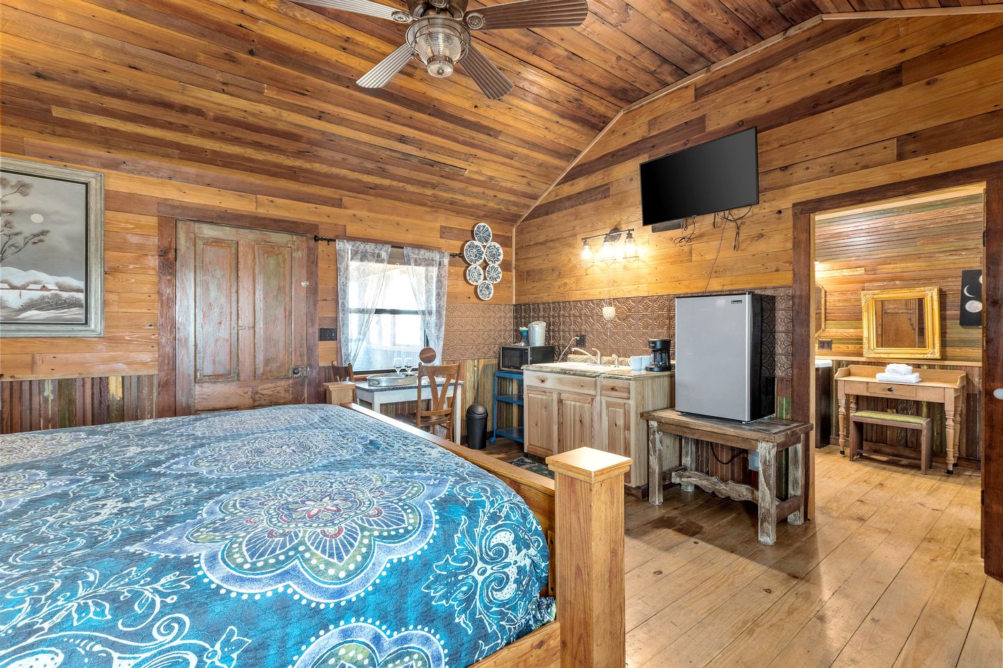 Unique Cabin Perfect for Stargazing in Texas Wine Country in Downtown Fredericksburg
