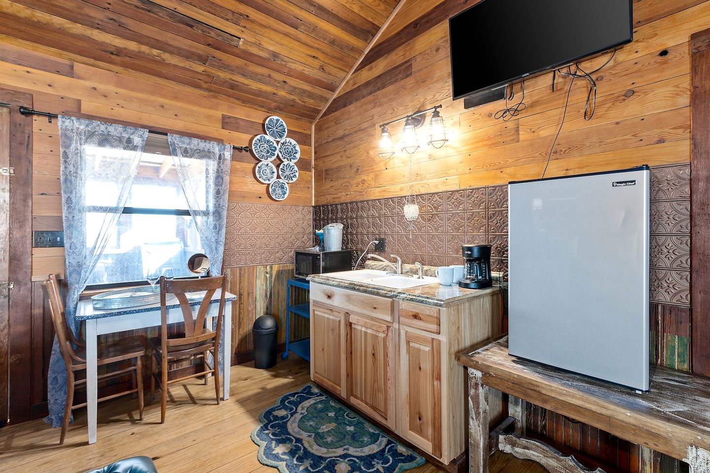 Unique Cabin Perfect for Stargazing in Texas Wine Country in Downtown Fredericksburg