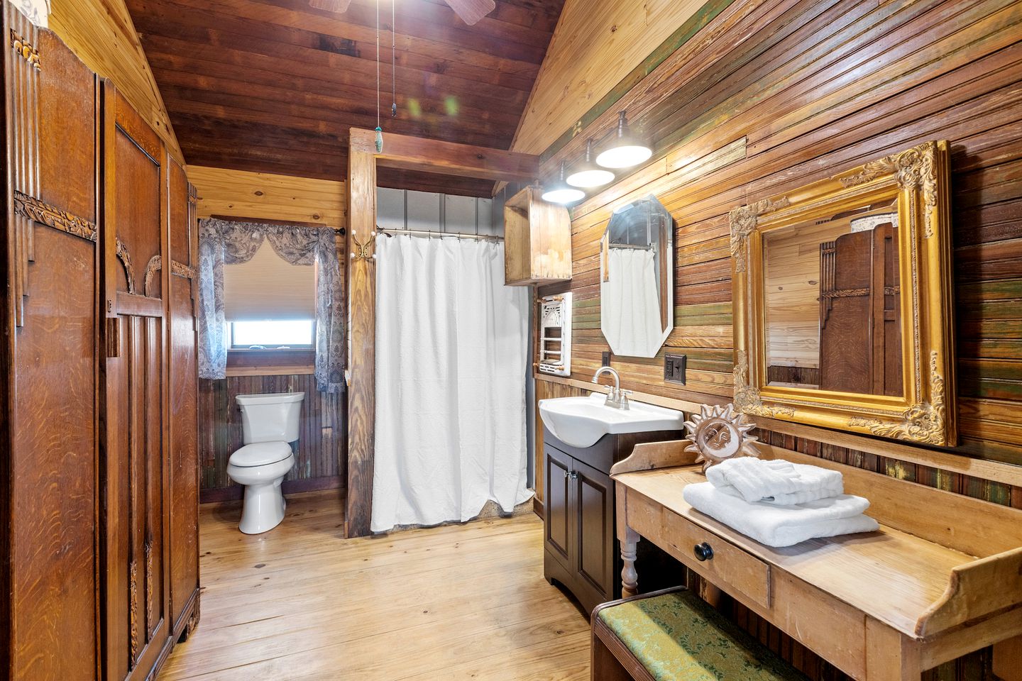 Unique Cabin Perfect for Stargazing in Texas Wine Country in Downtown Fredericksburg