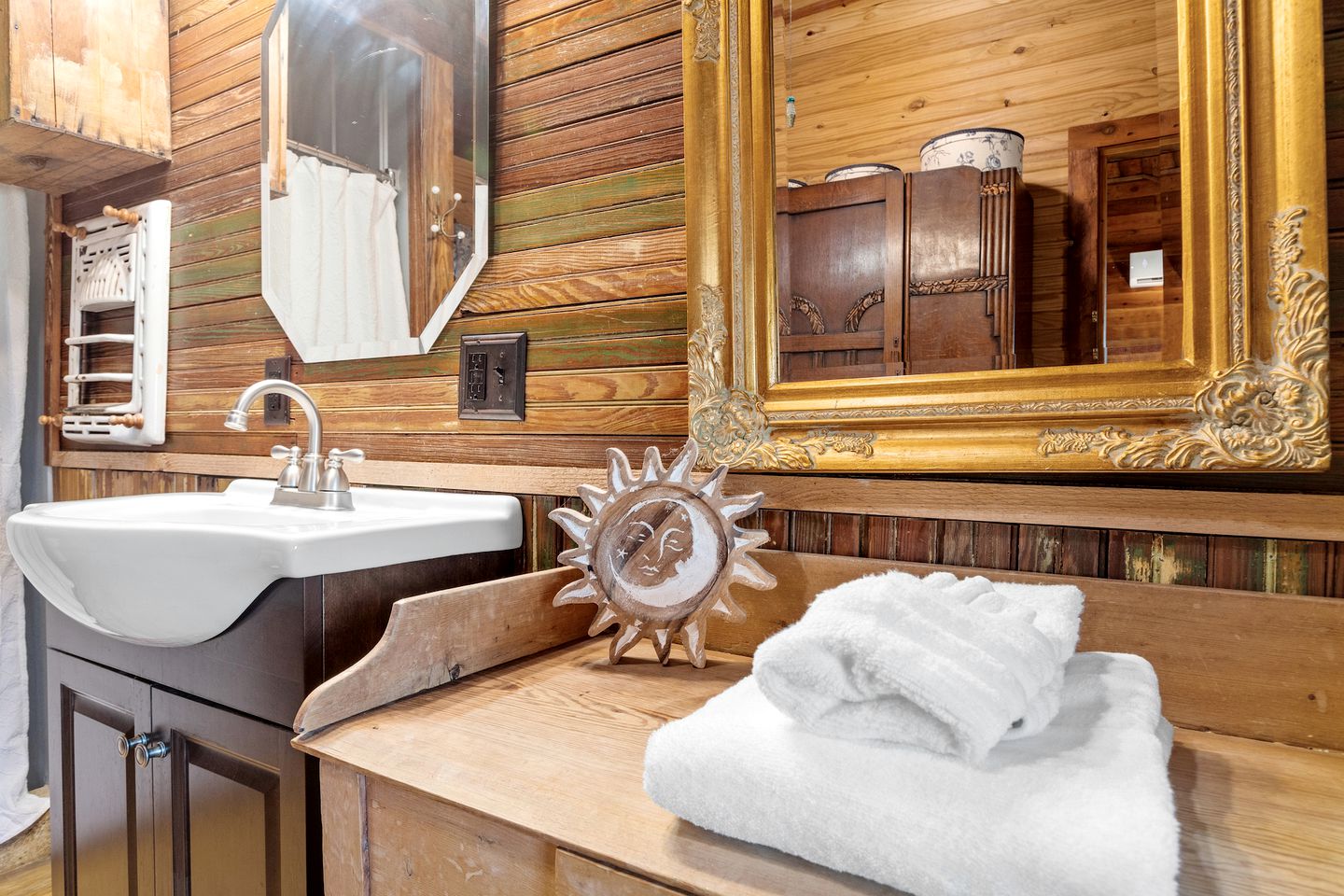 Unique Cabin Perfect for Stargazing in Texas Wine Country in Downtown Fredericksburg