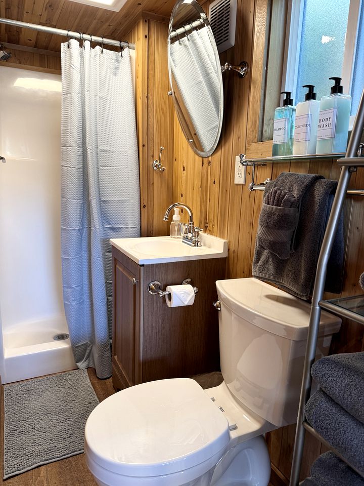 Charming Tiny Home Retreat with Lodge Amenities Near Ocean Beaches, Lincoln County, OR