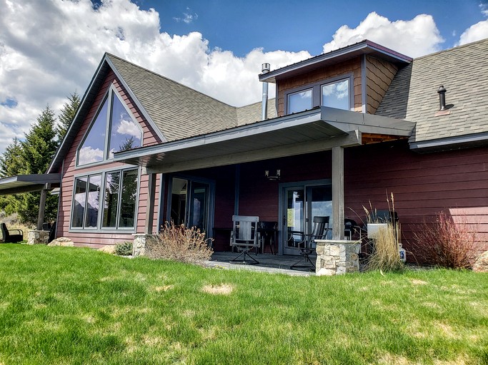 Stunning Hollowtop House with Panoramic Lake and Mountain Views near Ennis, Montana