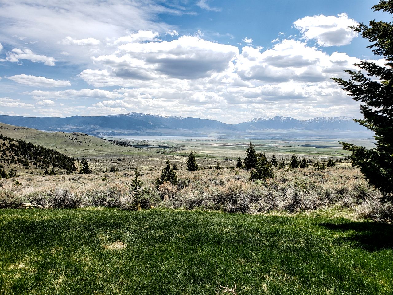 Stunning Hollowtop House with Panoramic Lake and Mountain Views near Ennis, Montana