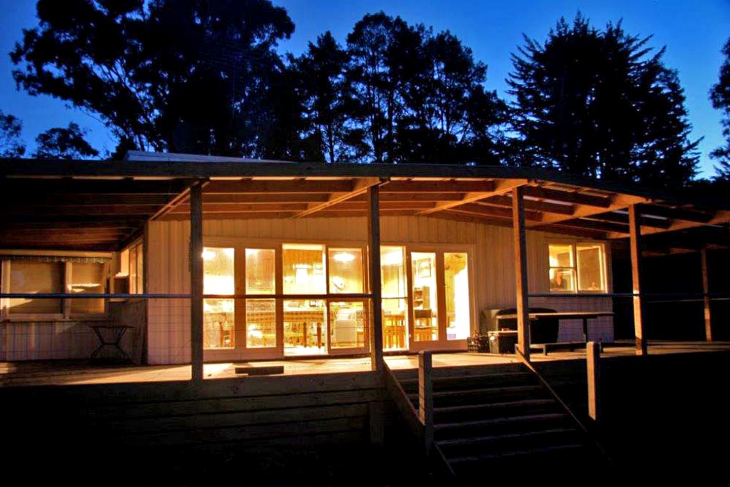 Lakefront Cabin Amid the Rolling Valley Hills in Taylor Bay, Victoria