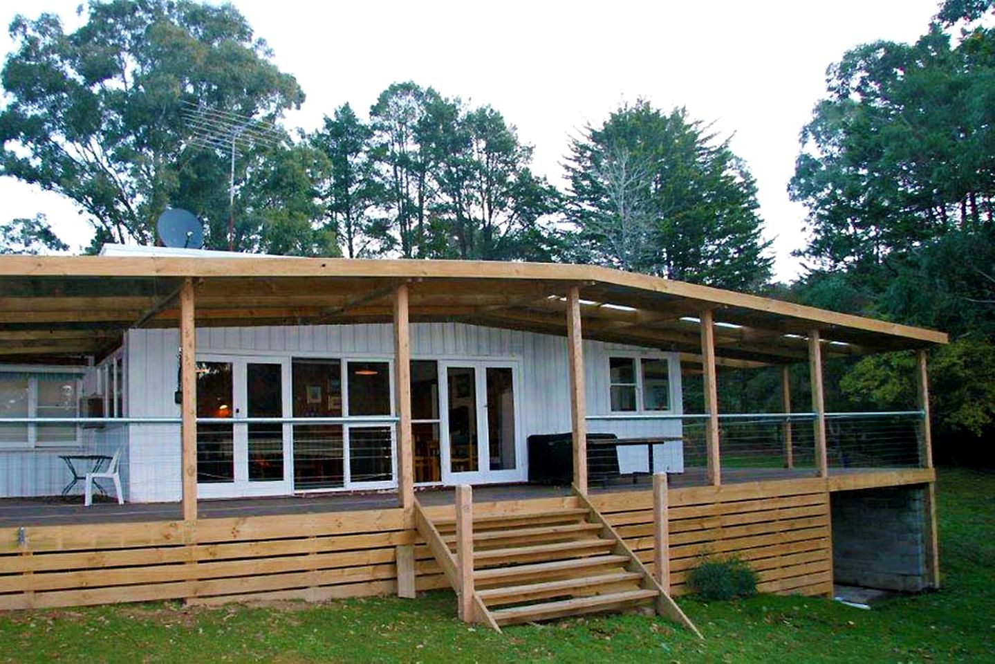Lakefront Cabin Amid the Rolling Valley Hills in Taylor Bay, Victoria
