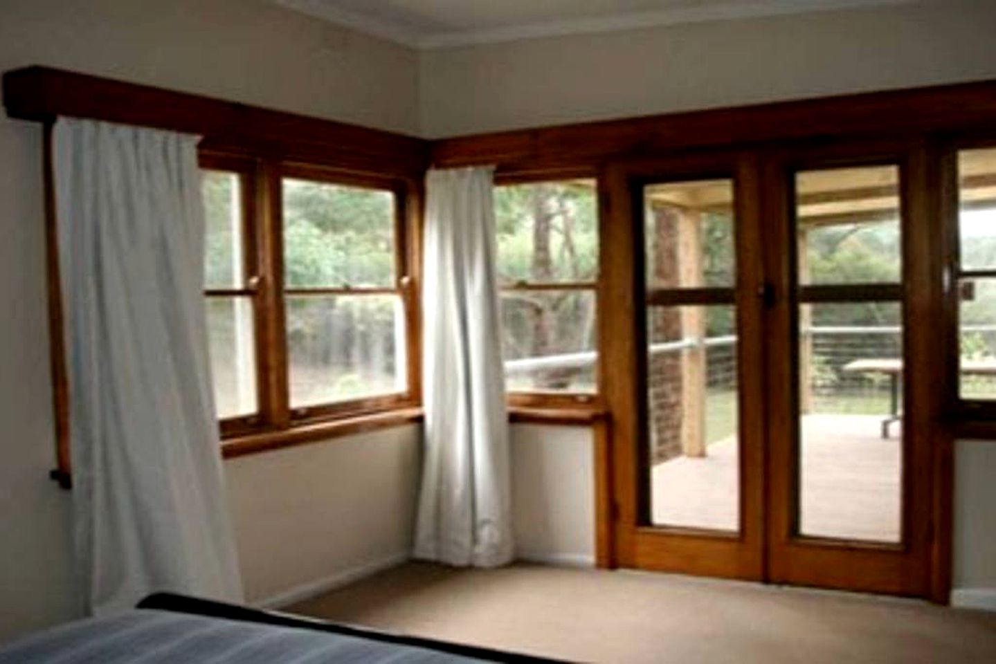 Lakefront Cabin Amid the Rolling Valley Hills in Taylor Bay, Victoria