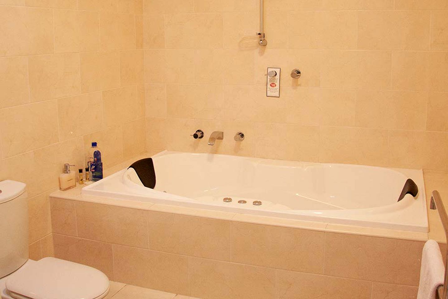 Gorgeous Lakefront Bed and Breakfast Situated in a Valley near Christmas Hill, Victoria