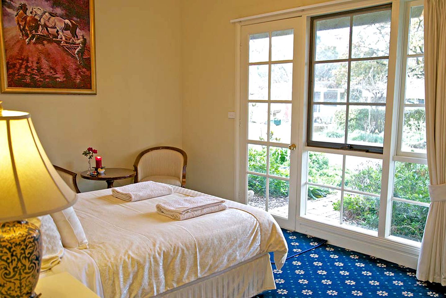 Gorgeous Lakefront Bed and Breakfast Situated in a Valley near Christmas Hill, Victoria