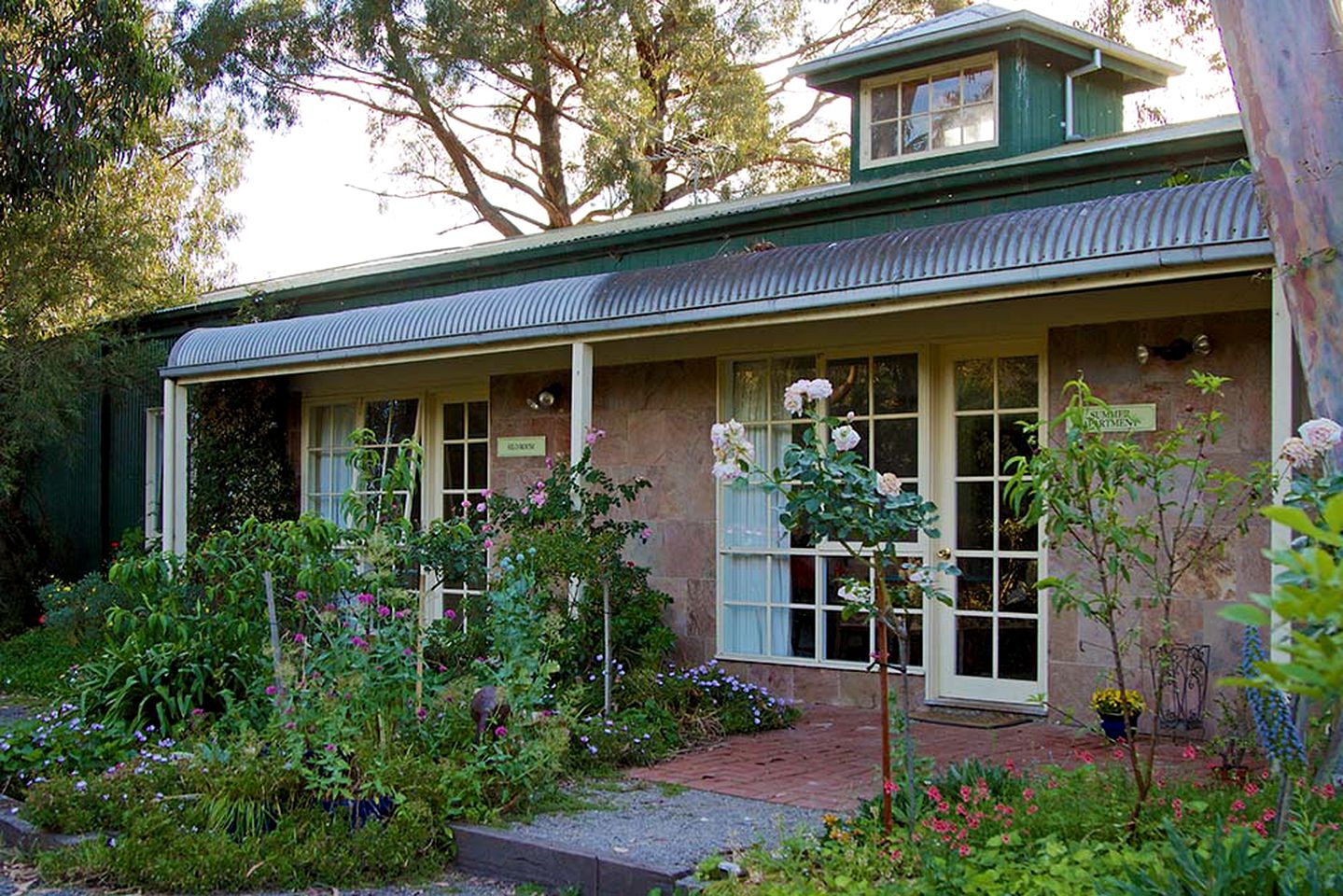 Stylish Holiday Accommodation with Lake Views near Kinglake, Victoria